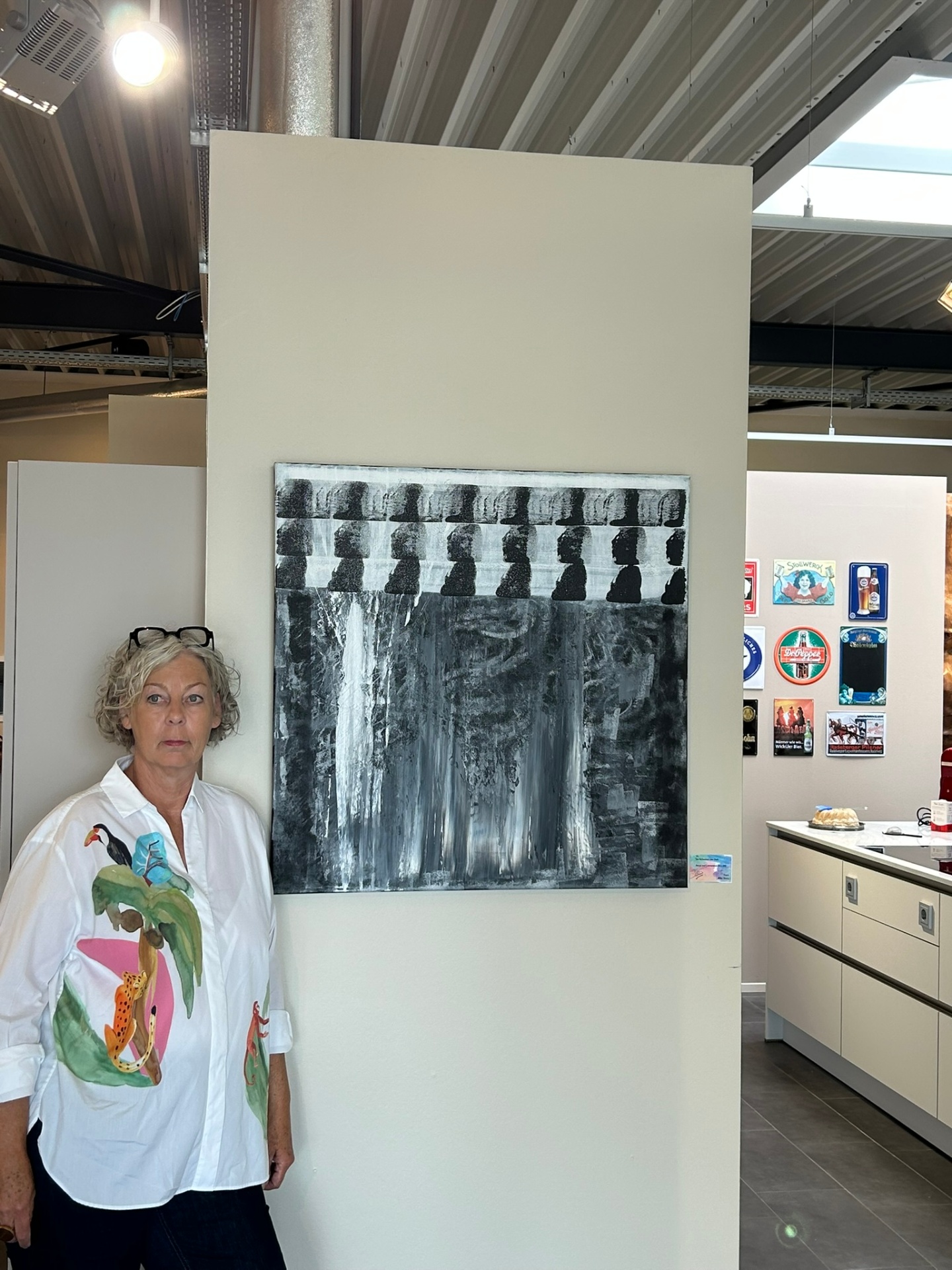 Monochromes Werk im Loft-Ambiente