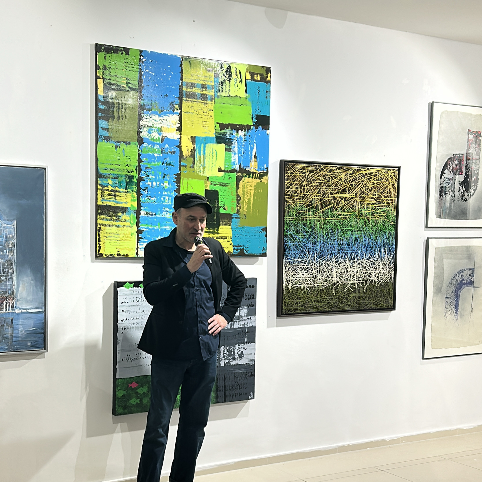Be'Shan eröffnet die Ausstellung – vor Martinas Werken